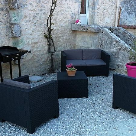 Maison Charentaise A La Campagne Becheresse Buitenkant foto