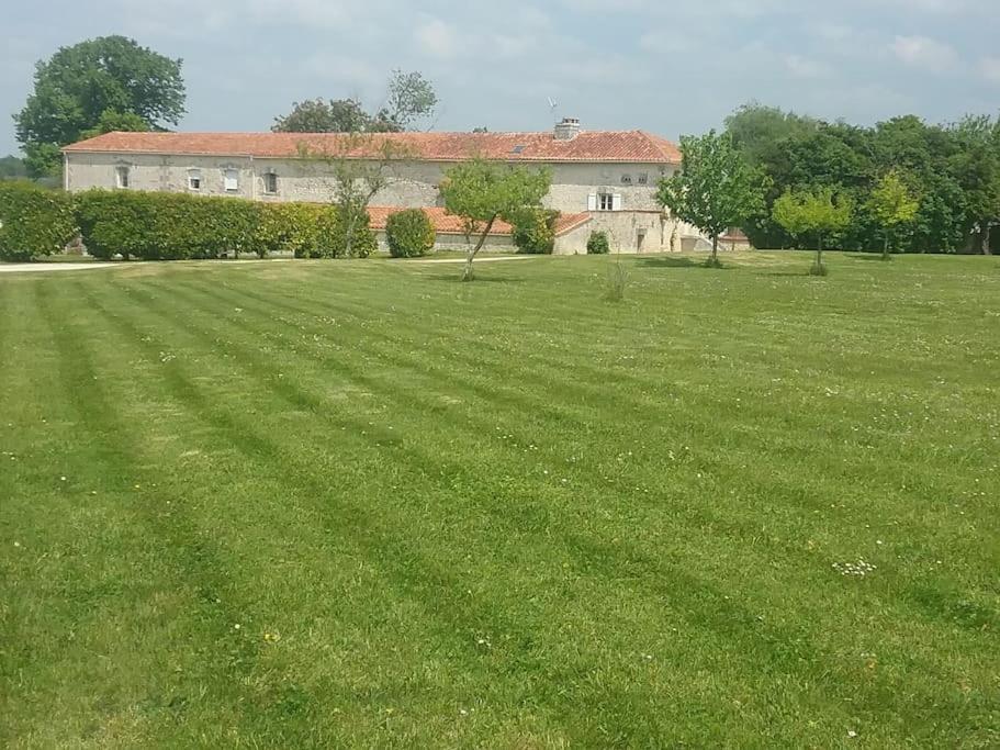 Maison Charentaise A La Campagne Becheresse Buitenkant foto