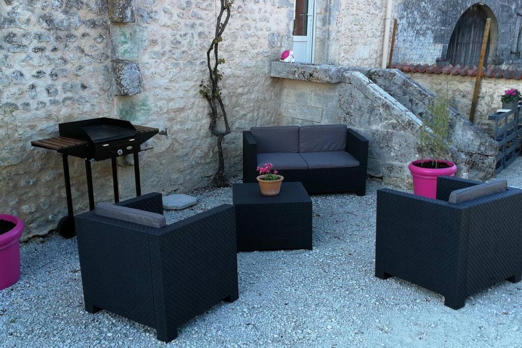 Maison Charentaise A La Campagne Becheresse Buitenkant foto