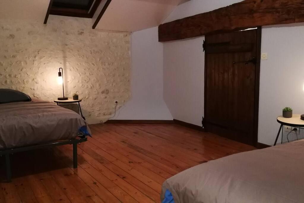 Maison Charentaise A La Campagne Becheresse Buitenkant foto