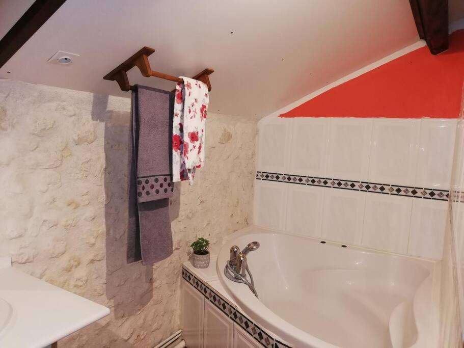 Maison Charentaise A La Campagne Becheresse Buitenkant foto
