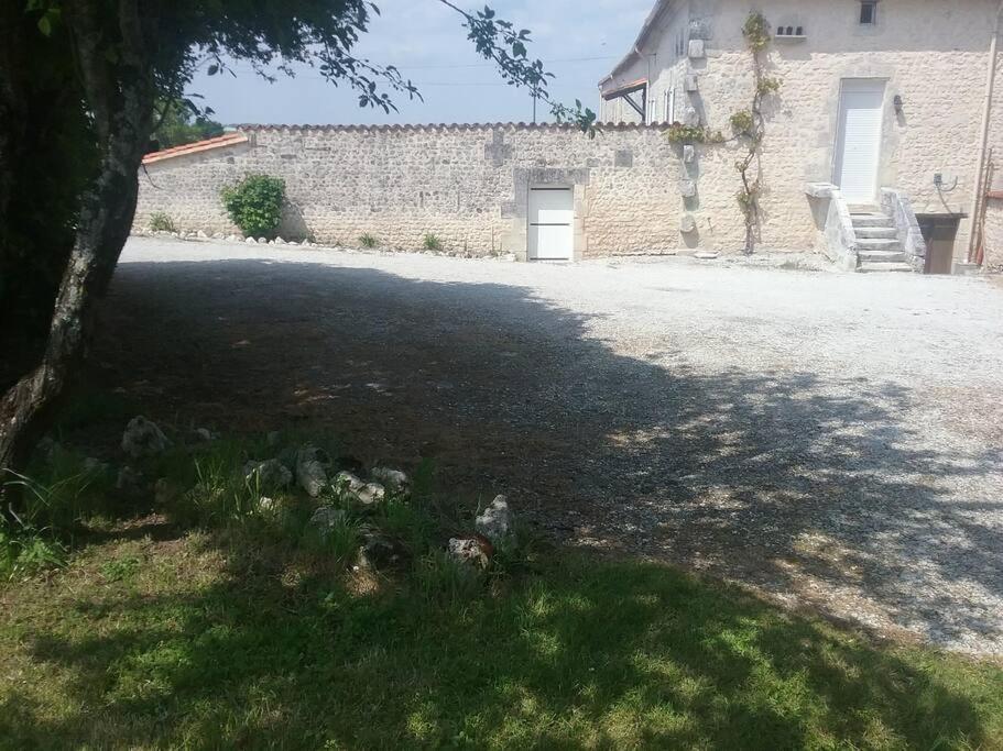 Maison Charentaise A La Campagne Becheresse Buitenkant foto