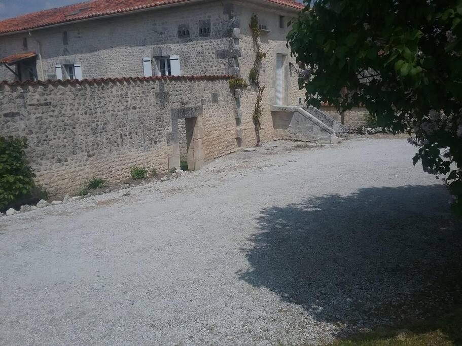 Maison Charentaise A La Campagne Becheresse Buitenkant foto